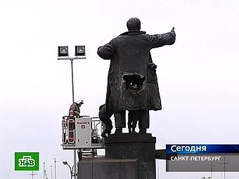 В Киеве разрушили памятник Ленину!