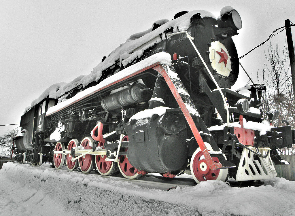 памятник паровозу л-0012 в коломне. монумент паровоза коломна. паровоз с большими колесами. памятник паровозу в коломне. памятник паровозу в коломне.