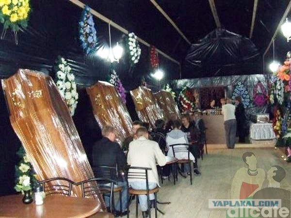 Хозяин вымощенной надгробиями дачи подает в суд