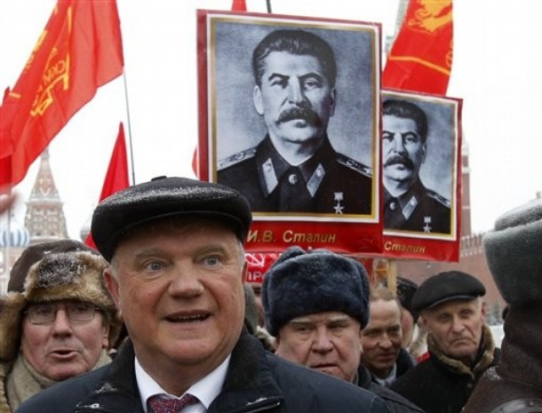 Для создания "лагерных" снимков Солженицын устроил с друзьями "фотосессию", надев робу с номерами