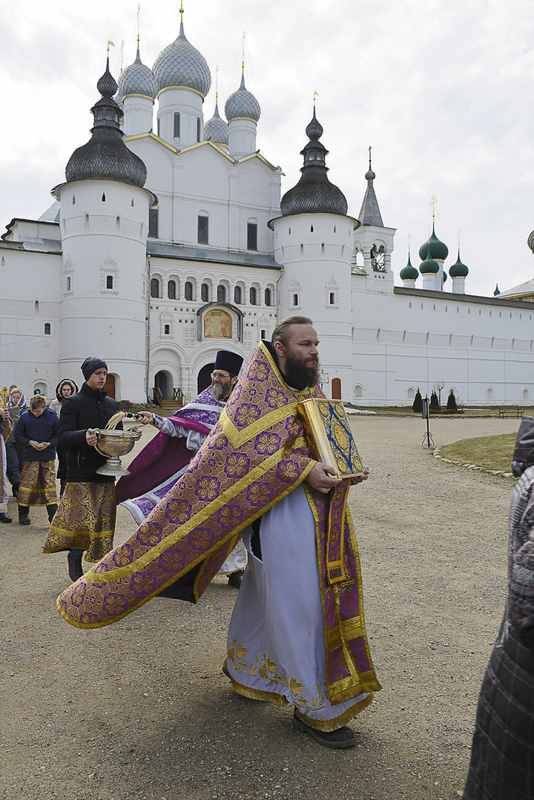 Американский батюшка сбежал от гомосексуалистов в ярославскую глубинку