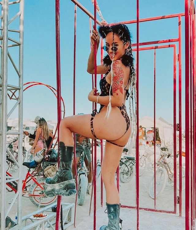 Девушки с фестиваля Burning Man-2023