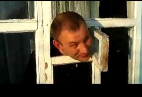 Опытный огнеборец показывает как надо