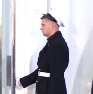 Почему краса Милания скрывает морду лица?