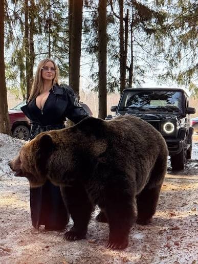 Девочка: "Я еду на Мальдивы". Женщина: "Я еду на БелАЗе"