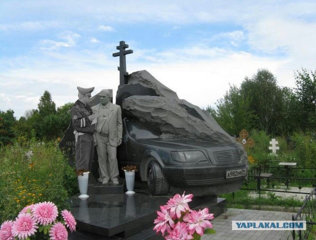 Необычные надгробные памятники: жуткие,