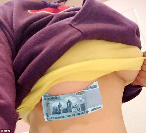 Новый тренд соцсетей – ручка как доказательство пышной груди