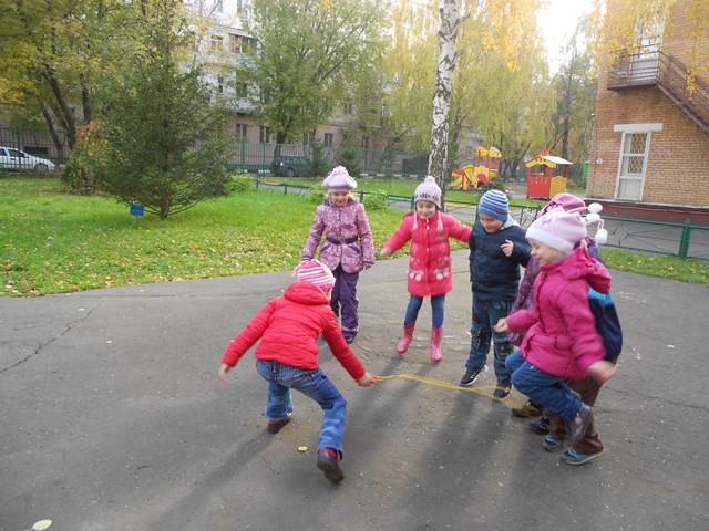 Фото игр детей на улице Квадроцикл крутится-бабки мутятся - ЯПлакалъ