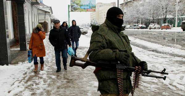 Луганск 21.11.17. Вооруженные люди возле административных зданий