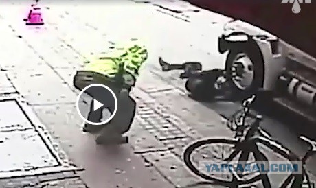 Хулиган толкнул случайного прохожего под колеса грузовика, но тот в рубашке родился