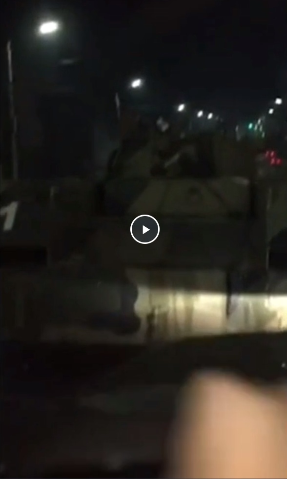 Вчера вечером на улице Октябрьской в Туле военные на БМД - боевой машине десанта, наподдали внедорожнику Land Rover