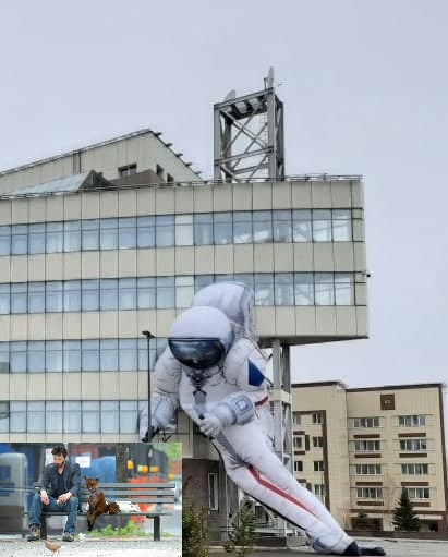В Красноярске ко Дню космонавтики установили огромного надувного космонавта, но он не выдержал