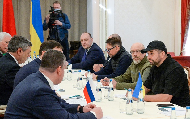 Зеленский предложил Путину сесть за стол переговоров