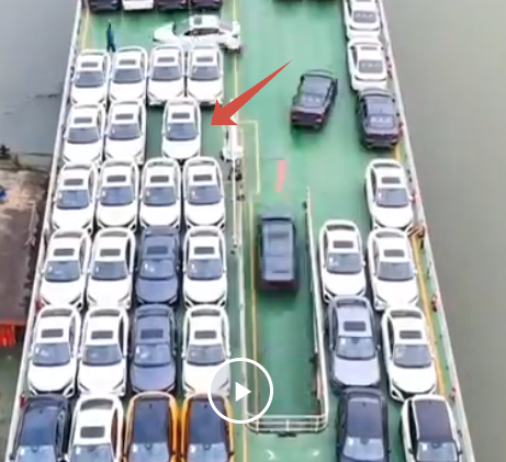 Залипательное: как на паром загружают сотни автомобилей (снято где-то в Китае).