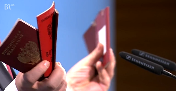 Порошенко показал в Мюнхене паспорта "военных" РФ