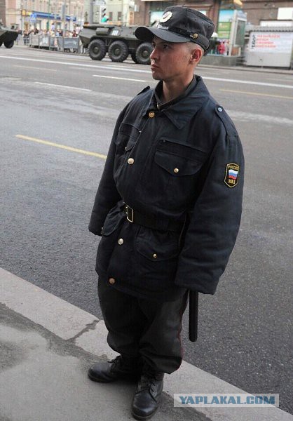 В днепропетровской области украинские полицейские подошли к затонированной в пол иномарке, дабы провести осмотр