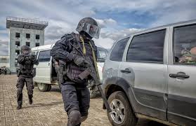 Можно чпокнуть вашу спутницу? Или будьте аккуратнее в выборе трусов)