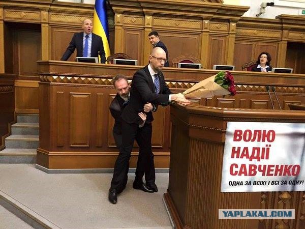 Фото: Яценюка с розами унесли со сцены