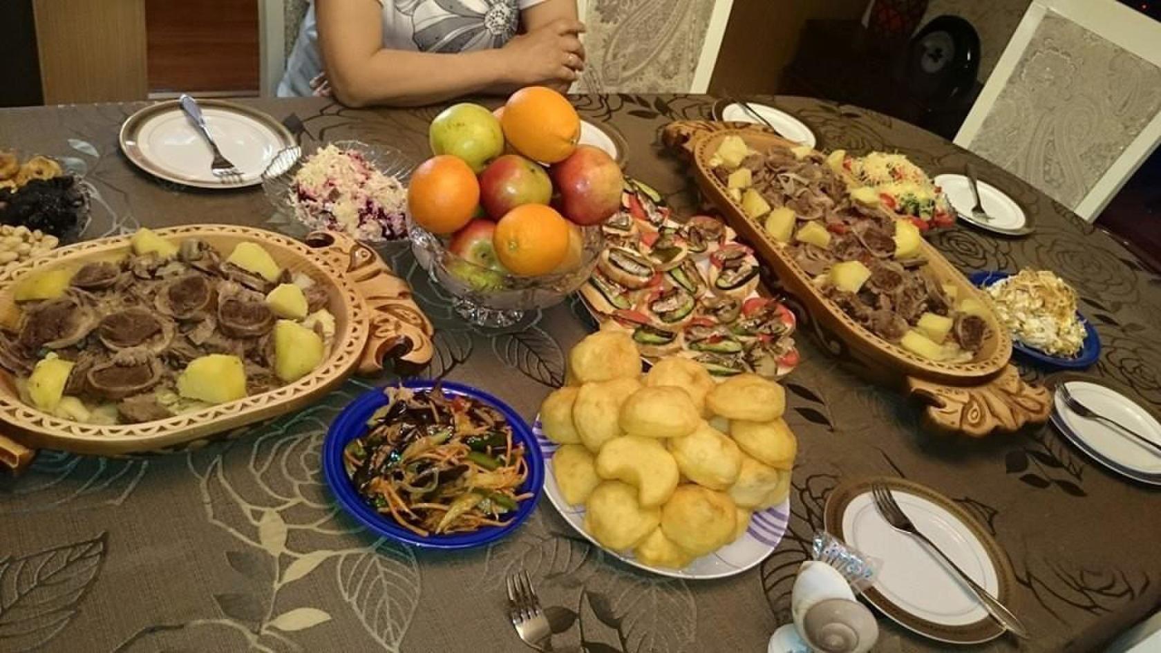 Что можно приготовить на уразу. Бешбармак казахский дастархан. Традиция дастархан казахская традиция. Казахская кухня дастархан. Курбан байрам дастархан.
