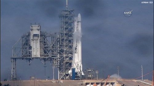 Запуск Falcon 9 FT с грузовым кораблем Dragon к МКС