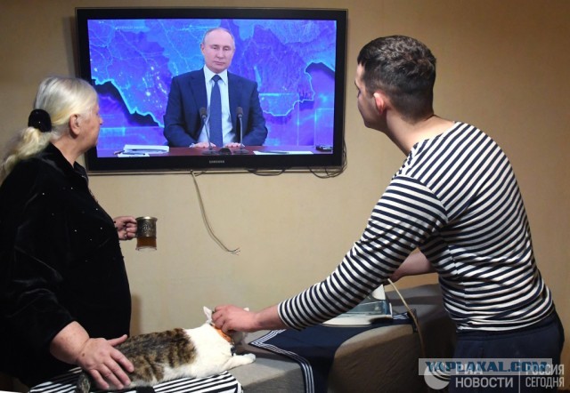 Фото от РИА Новости, как простые россияне и их кот внимательно слушают своего президента