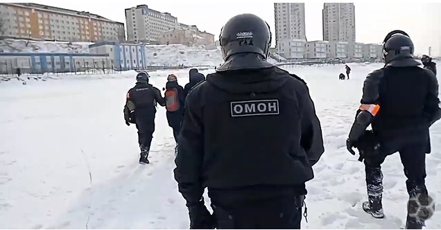 Аэробот «Тайфун 1000К» с капитаном полиции и сотрудниками ГИМС заглох на льду Амурского залива во Владивостоке