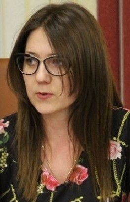 Замминистра лишилась поста из-за фотосессии в красном купальнике