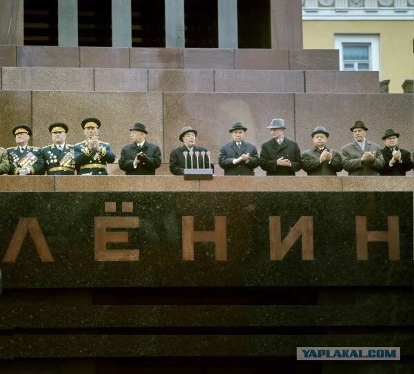 Гигантская очередь выстроилась в Мавзолей Ленина из москвичей и туристов