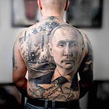 Россияне должны избавиться от татуировок, считают в Госдуме.