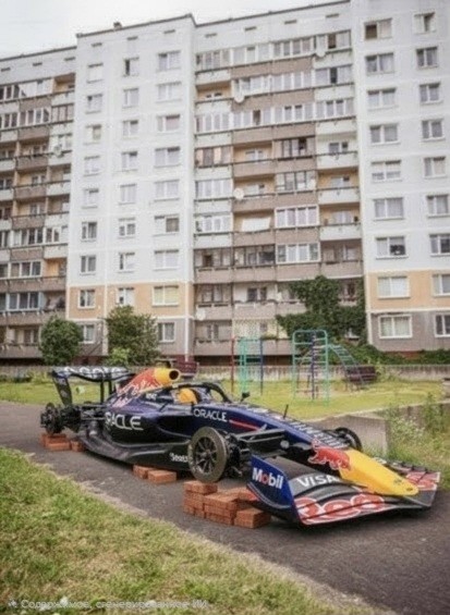 Официальный аккаунт Red Bull в Латвии устроил фотосессию болида Формулы-1 среди обычных панелек