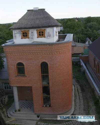 Вот интересно, это жилой дом на крыше? Или тех. этаж такой красивый.