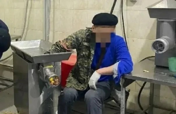 Руку засосало в мясорубку сотруднику магазина Eurospar в Москве