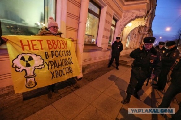 В Петербург прибыло судно с отходами обогащения урана, которые "Росатом" принял в дар от Германии, решившей от этого избавиться