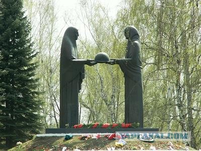 Странный памятник скорбящим матерям у храма Минобороны РФ