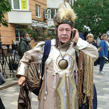 Шаман и барабанщицы: возле Пресненского суда сегодня был балаган... и даже, наверное, цирк