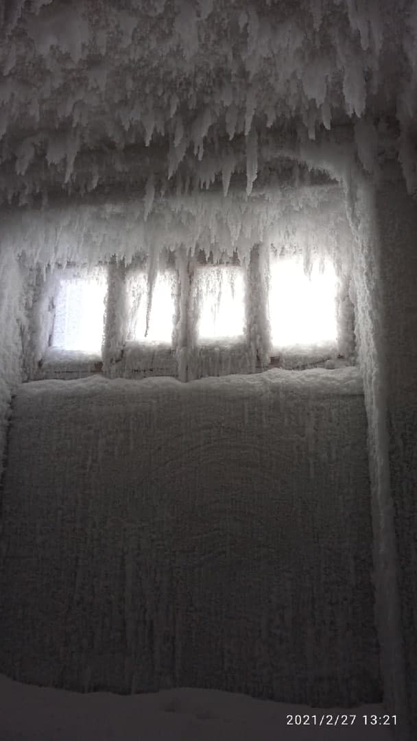 Ледяные сталактиты захватили жилой подъезд одного из домов в Печоре