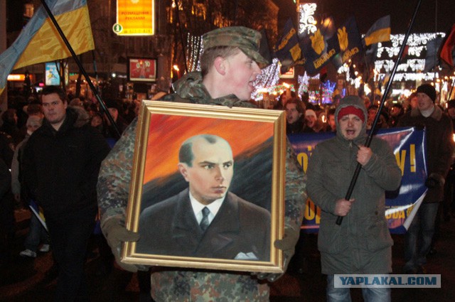 Пленных украинских военных ведут по улицам Донецка