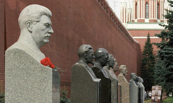 В Псковской области установили 8-метрового Сталина