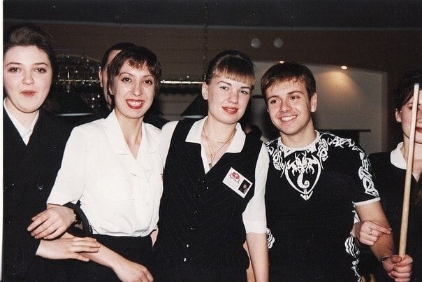 Стильные 90-е: как девушки готовились к дискотеке в "лихие" года