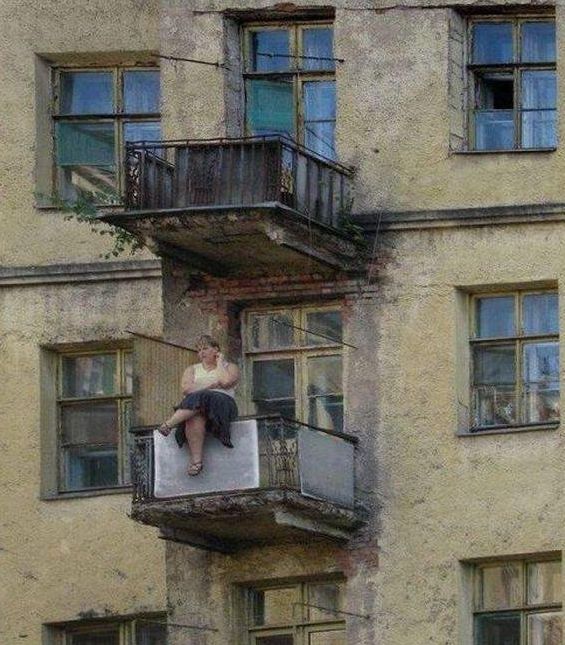 Шел по улице, глянул на балкон... что-то не так!