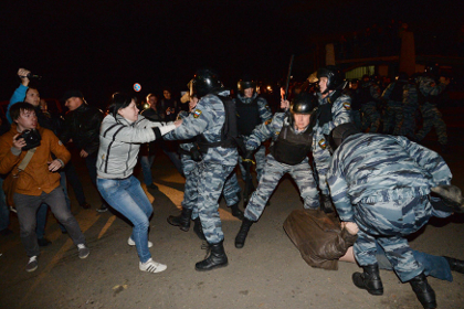 Прохожий помогает милиционеру