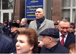 В Крыму захвачены Совмин и Верховная рада, официальных заявлений еще не было