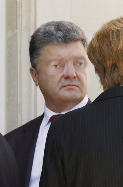 Похоже он его боится