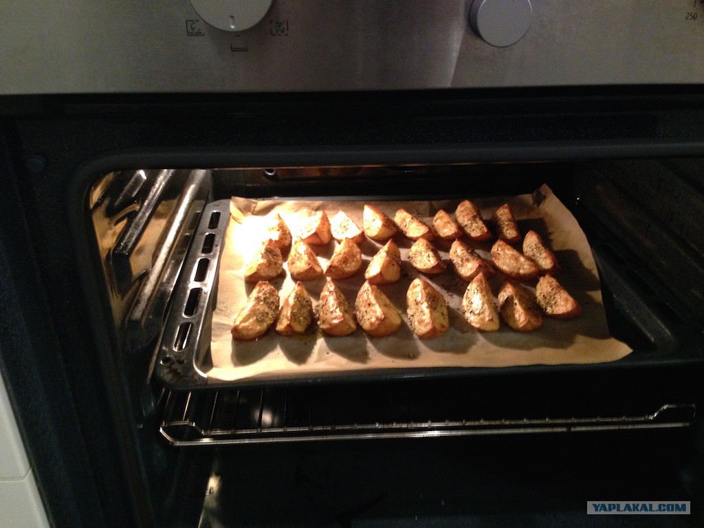 Сколько по времени запекается картошка в духовке. Противень с картошкой. Режим для запекания картошки в духовке. Картошка в электрической духовке. Запеченная картошка в электрической духовке.