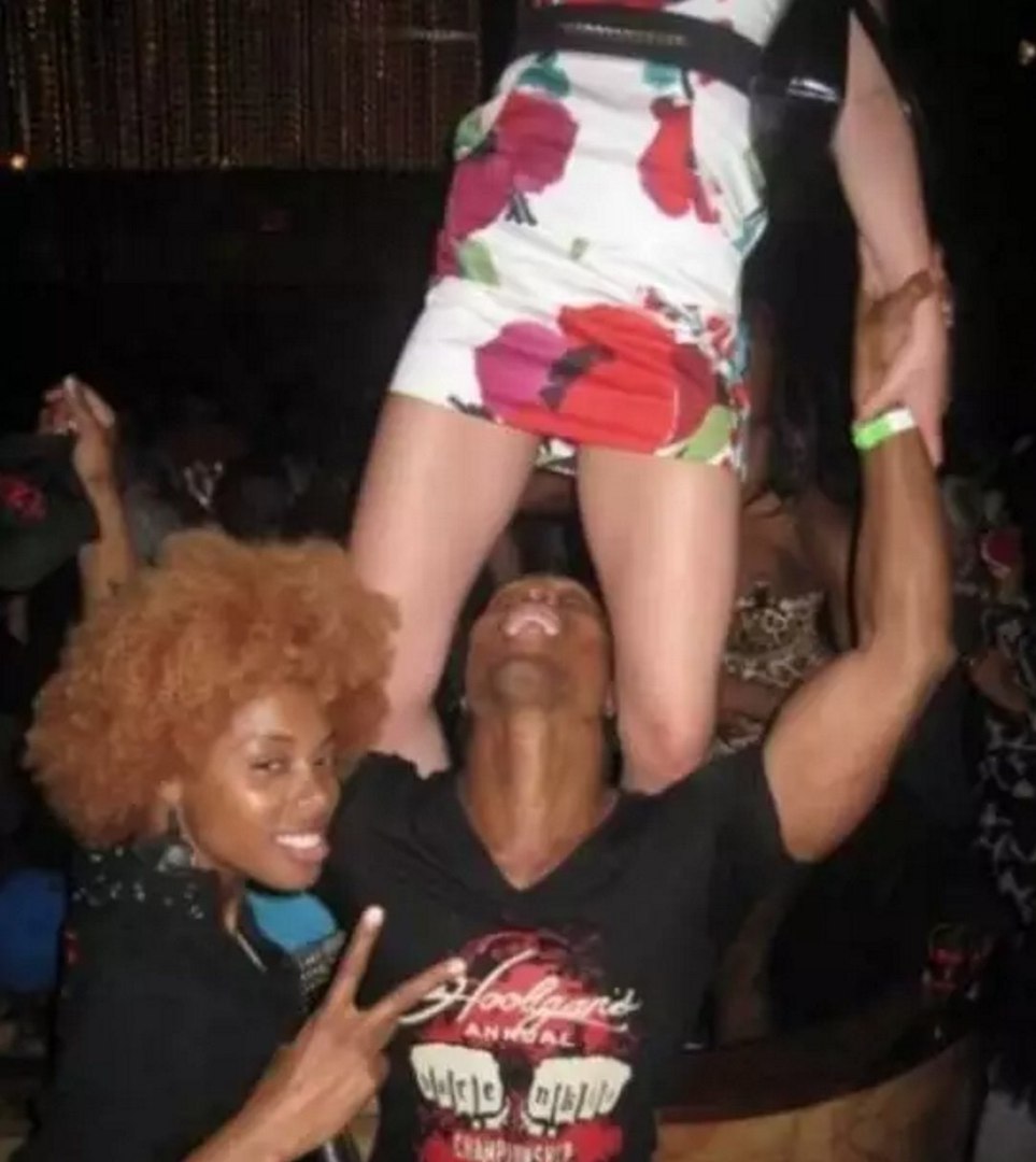 Bilderesultat for embarrassing nightclub photos toilet