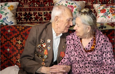 В Горловке свадьба, жениху 100 лет, невесте 82