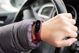 В Госдуме предложили штрафовать водителей за умные часы и фитнес-браслеты