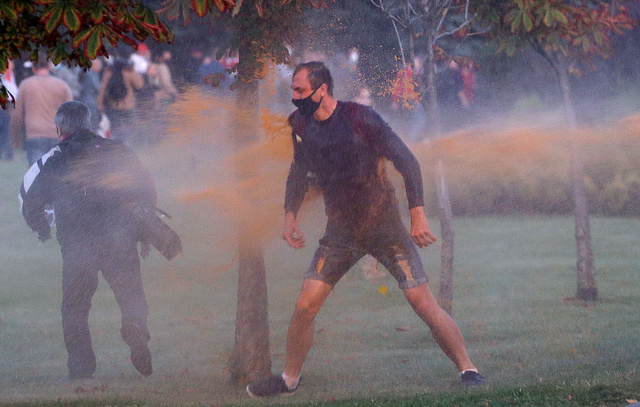 Силовики в Минске применили водометы для разгона протестующих