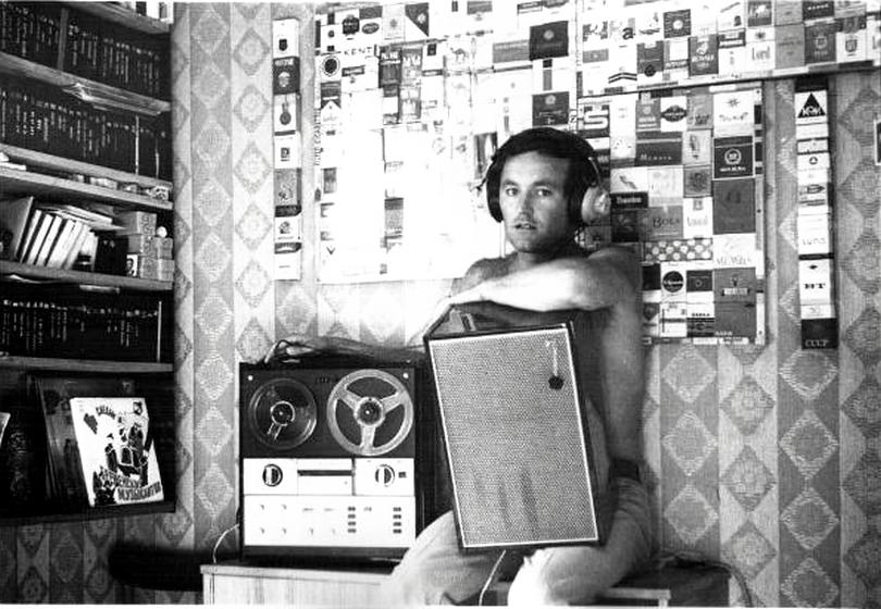 два деда диджея. диджей старый дед. старые меломаны. человек с магнитофоном. старые меломаны.