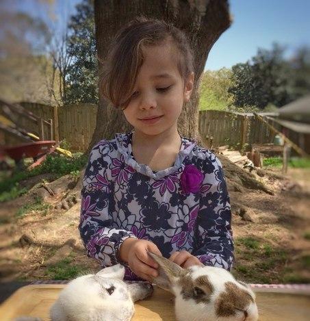 Девочка и кролики или капелька милоты